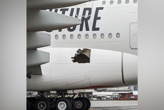 ÚC: Máy bay Airbus bay 14 tiếng với một lỗ thủng bên hông
