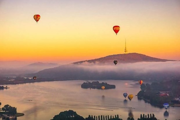 Úc: Bầu trời Canberra rực rỡ khinh khí cầu trong ánh bình minh - ảnh 1